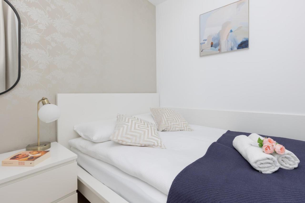 Warszawa Srodmiescie Bonifraterska Apartments By Noclegi Renters Buitenkant foto